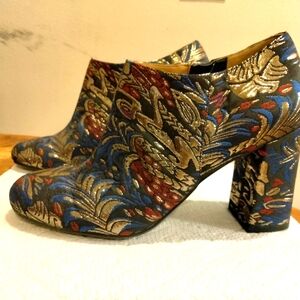 Naturalizer brocade ankle booties, size 7